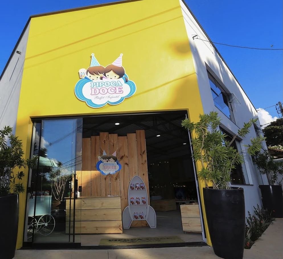 Fachada amarela do Pipoca Doce Buffet Infantil