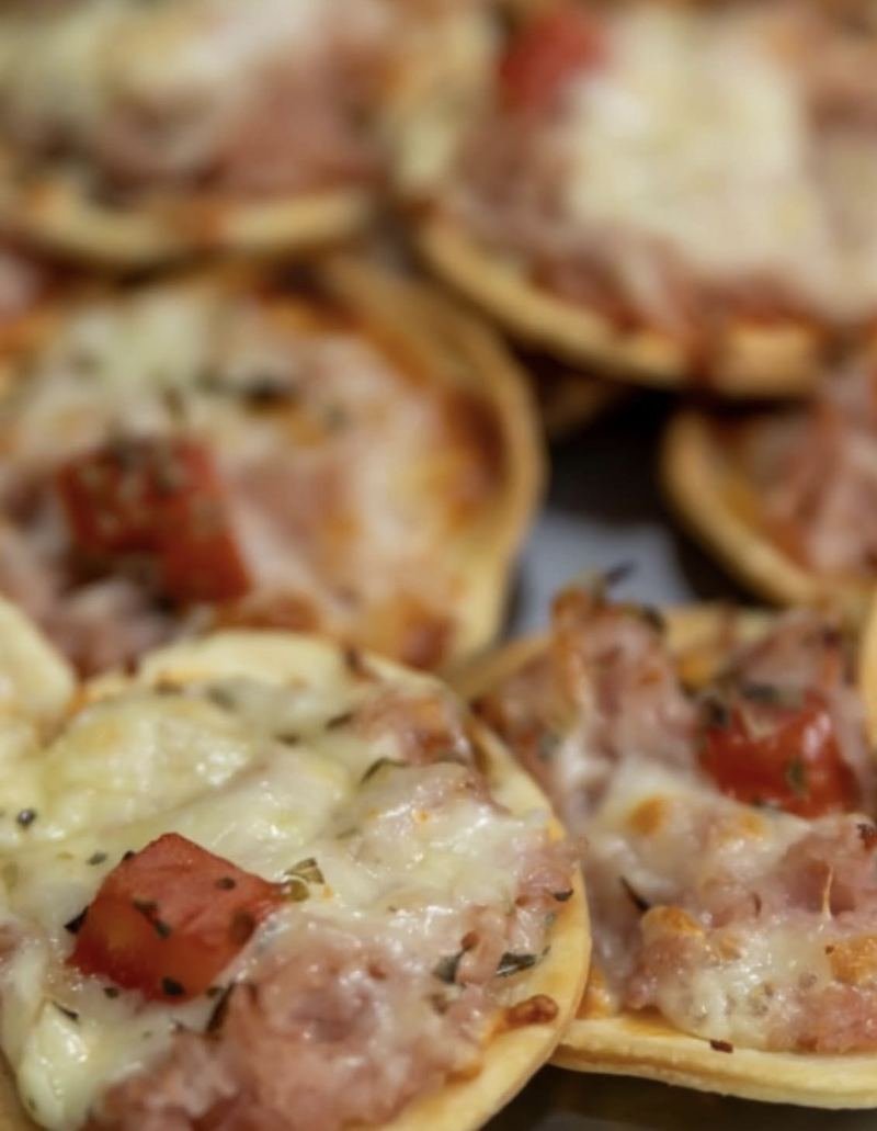 Mini-pizzas de presunto e queijo